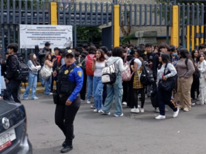 Nueva amenaza de bomba provoca desalojo en la Prepa 6